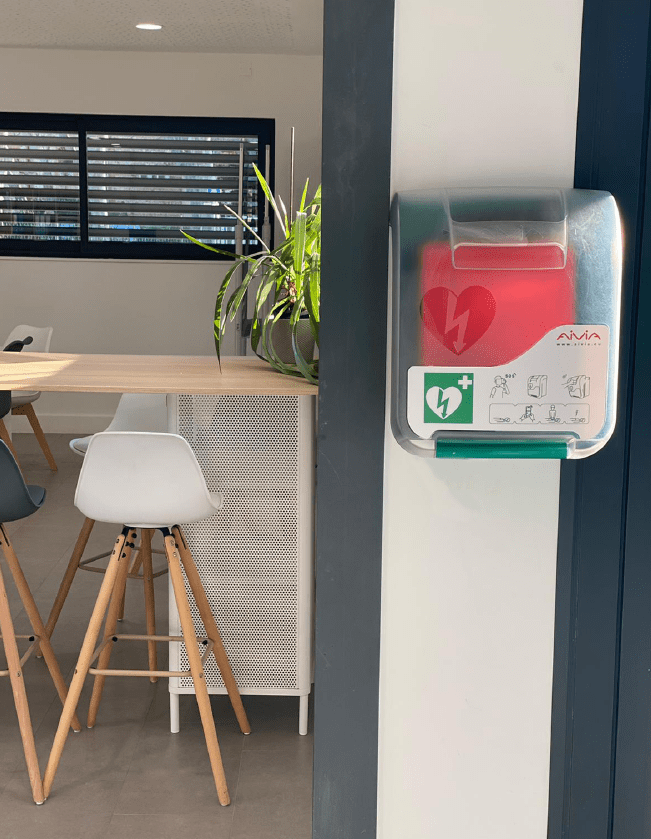 Why Businesses Need a Defibrillator